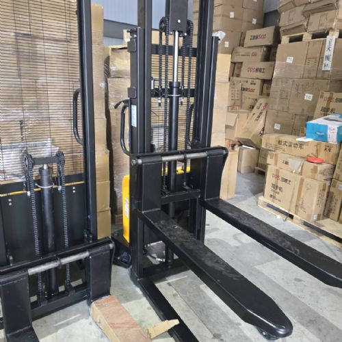 TIG啟思工業 電動堆高機/堆高機/半電動堆高機 1000KG 充電110V 另售 升降台車 捲揚機 吊車