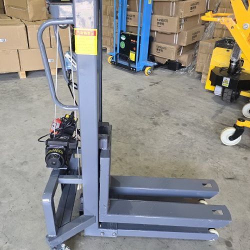 TIG啟思工業 堆高機/自動堆高機/隨車堆高機/隨車搬運機/喜目雷客車/拖板車/300KG堆高機
