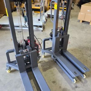 TIG啟思工業 堆高機/自動堆高機/隨車堆高機/隨車搬運機/喜目雷客車/拖板車/300KG堆高機